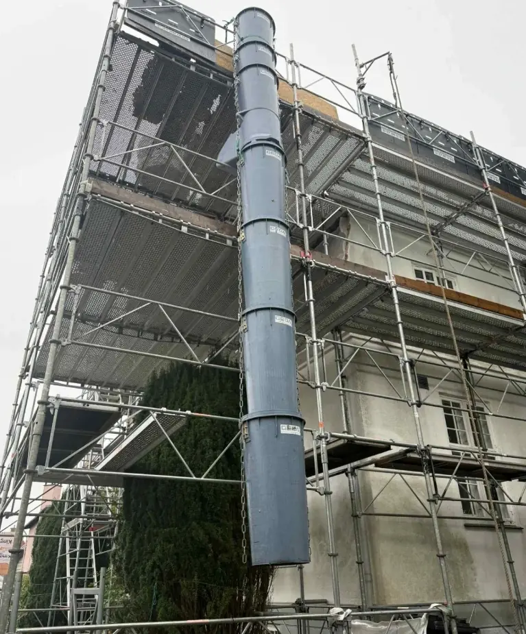 Materialeplatform monteret på stillads